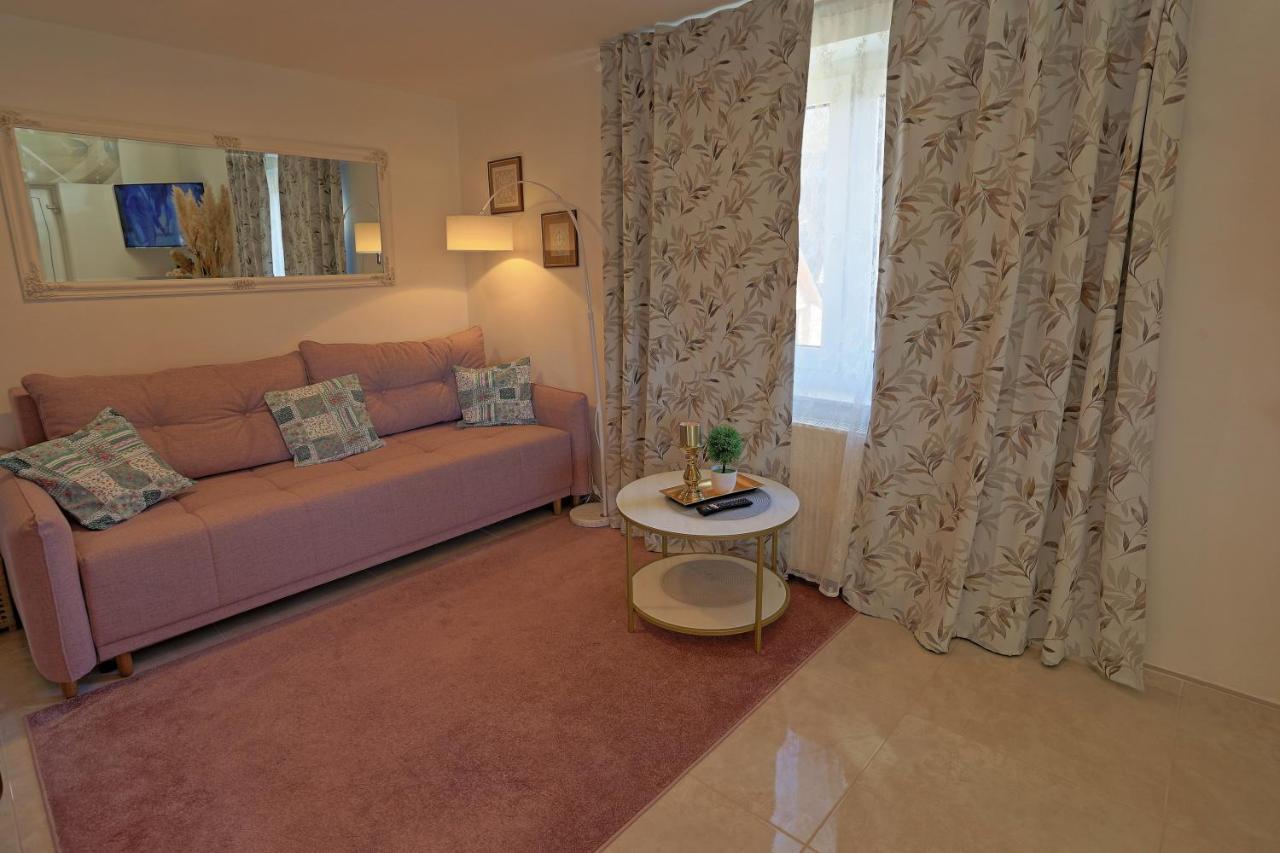 Luxury Apartman Alex With Sauna In The Village โอโทชาส ภายนอก รูปภาพ