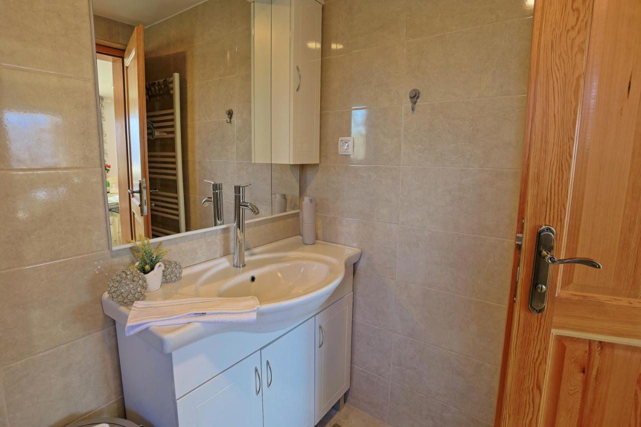 Luxury Apartman Alex With Sauna In The Village โอโทชาส ภายนอก รูปภาพ